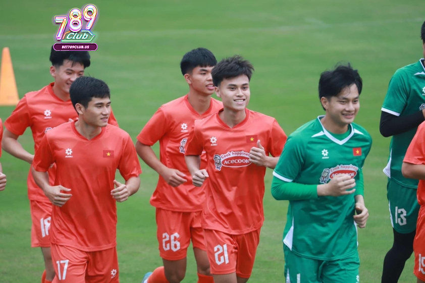 Sao trẻ Phạm Minh Phúc (số 21) rạng rỡ trong buổi đầu tập luyện cùng U22 Việt Nam